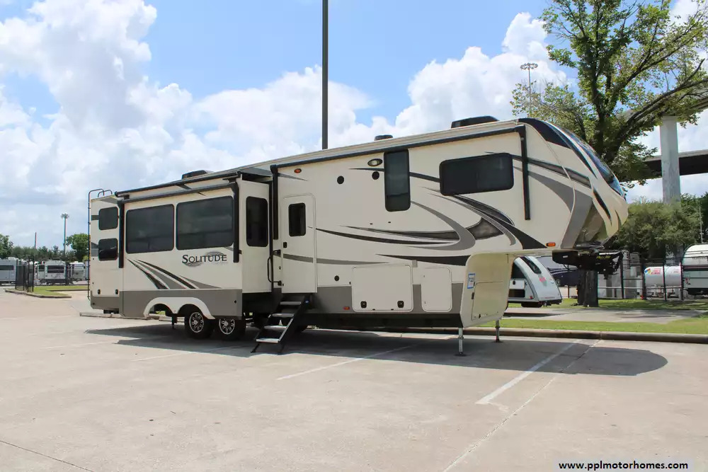 2020 Grand Design Solitude 3550BH in houston TX