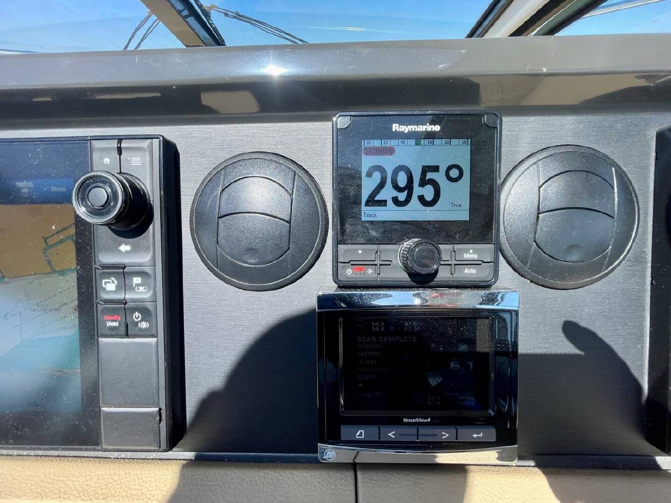 A photo of this 2017 Sea Ray 400 Sundancer