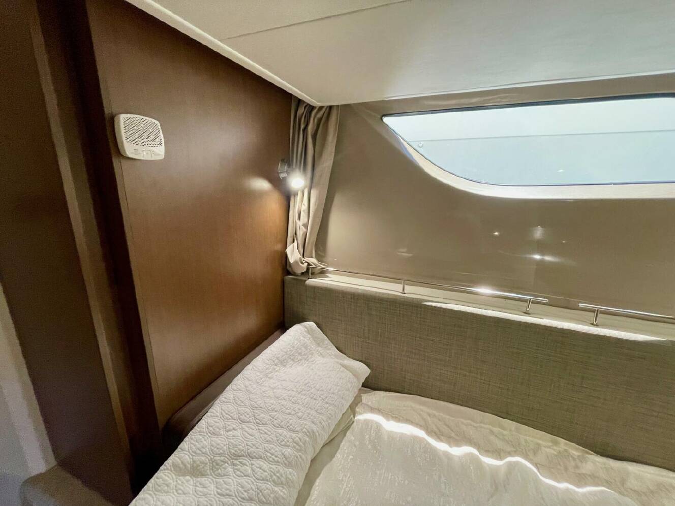 A photo of this 2017 Sea Ray 400 Sundancer