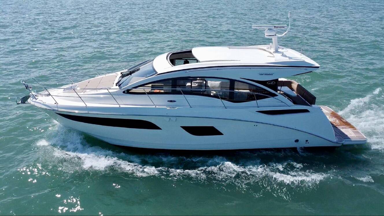 A photo of this 2017 Sea Ray 400 Sundancer