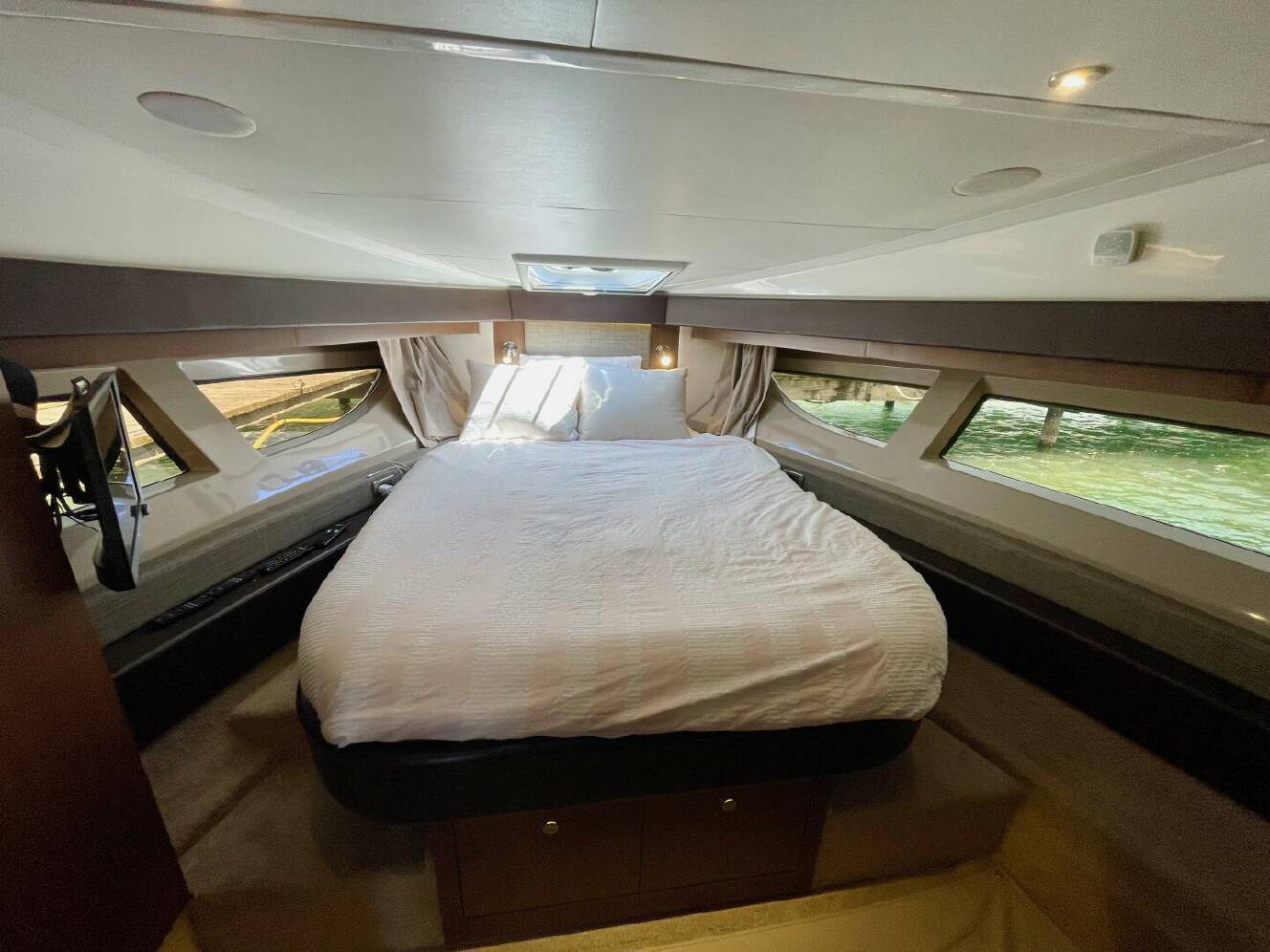 A photo of this 2017 Sea Ray 400 Sundancer