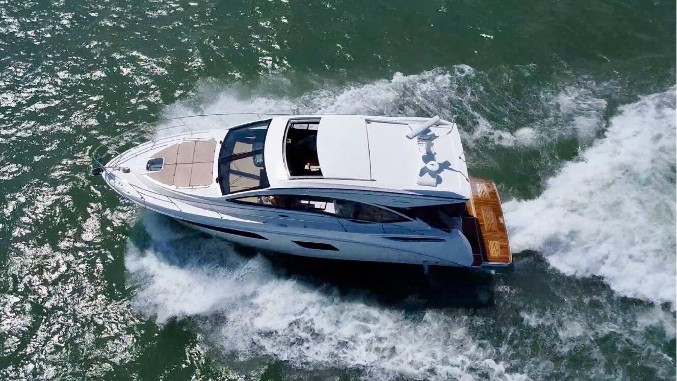 A photo of this 2017 Sea Ray 400 Sundancer