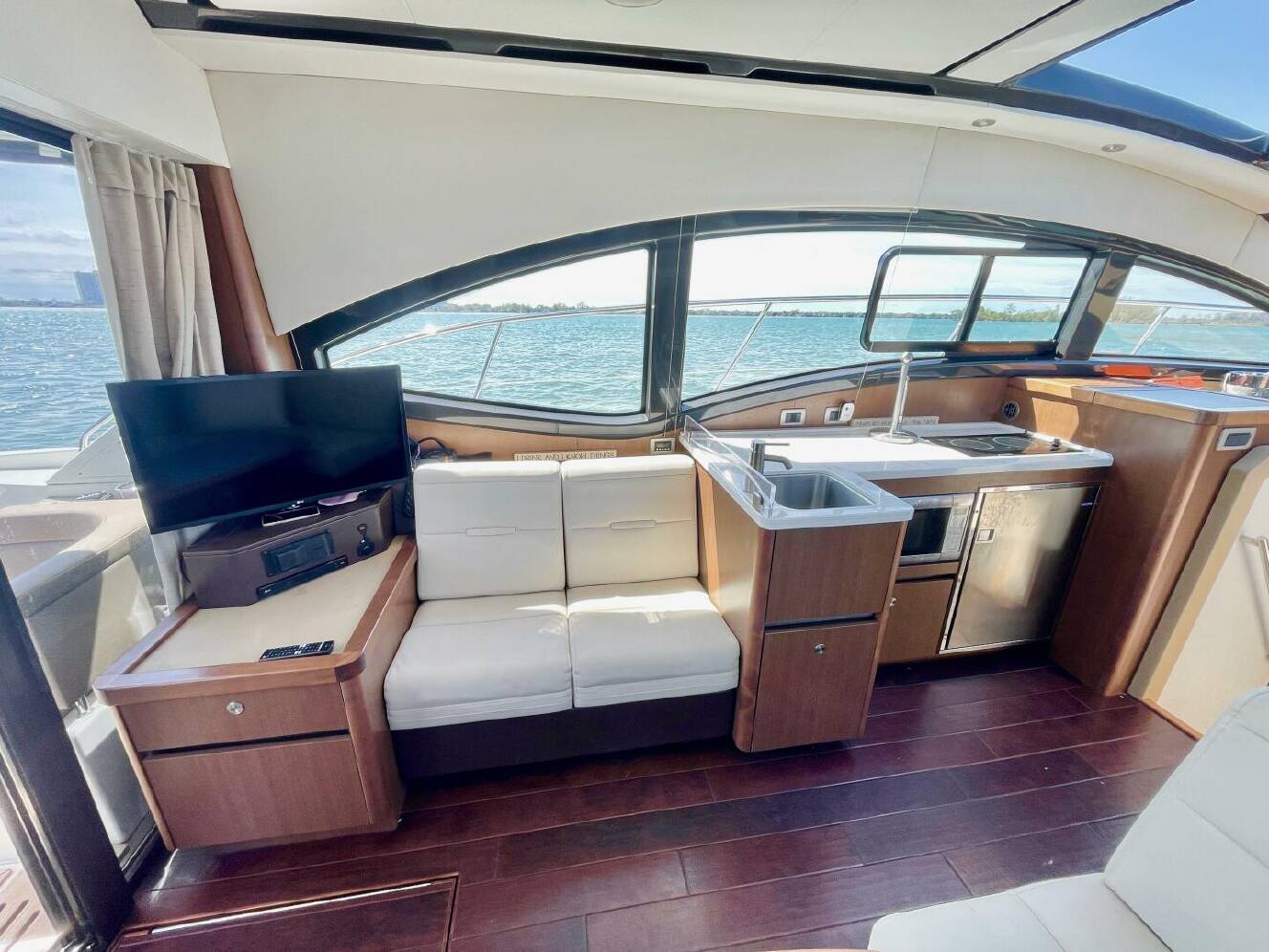 A photo of this 2017 Sea Ray 400 Sundancer