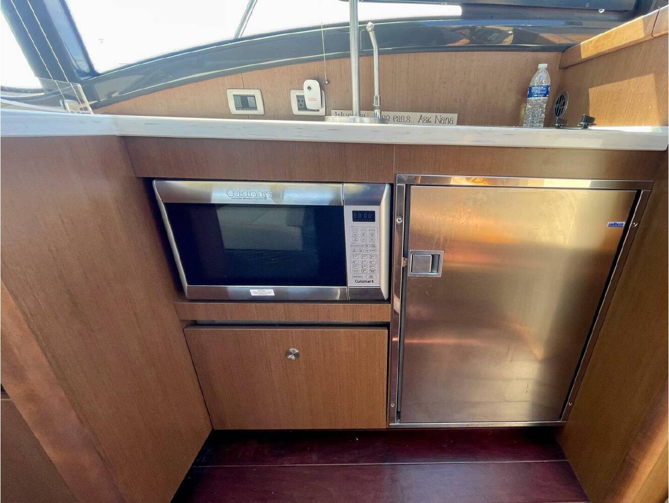 A photo of this 2017 Sea Ray 400 Sundancer