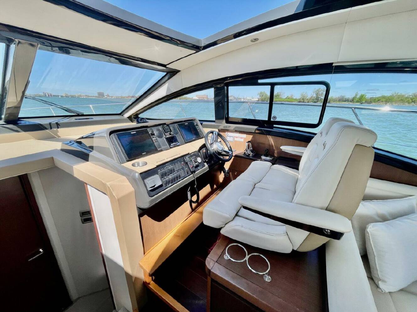 A photo of this 2017 Sea Ray 400 Sundancer