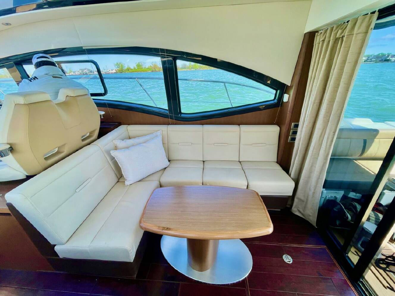 A photo of this 2017 Sea Ray 400 Sundancer