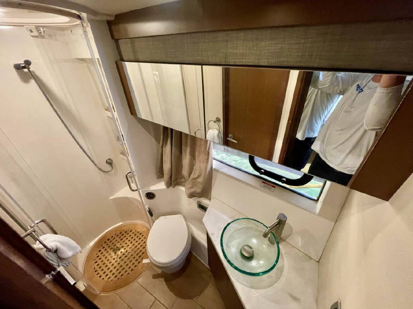 A photo of this 2017 Sea Ray 400 Sundancer