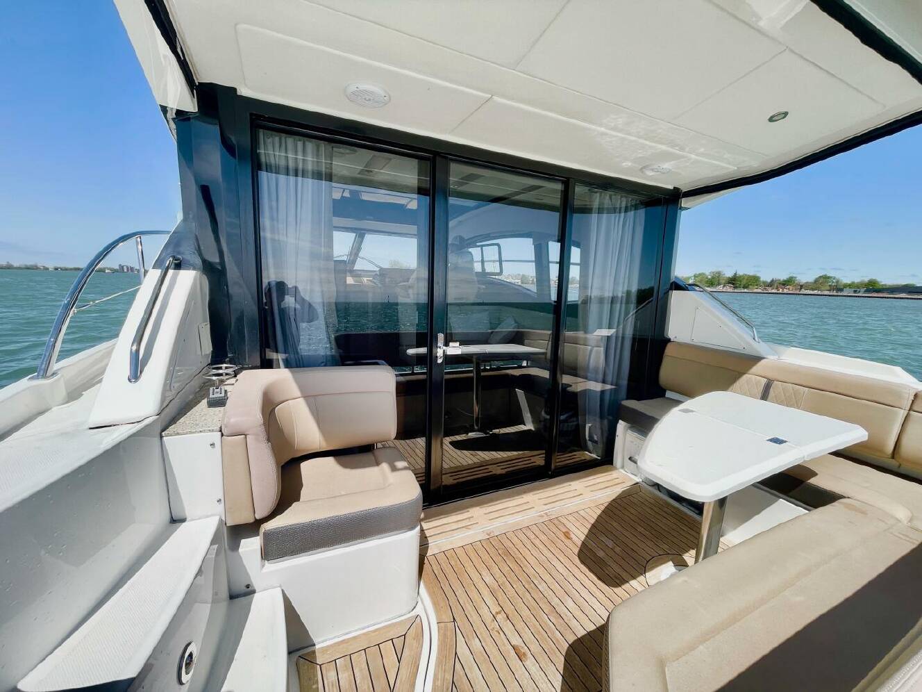 A photo of this 2017 Sea Ray 400 Sundancer