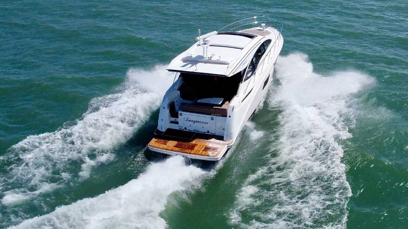 A photo of this 2017 Sea Ray 400 Sundancer