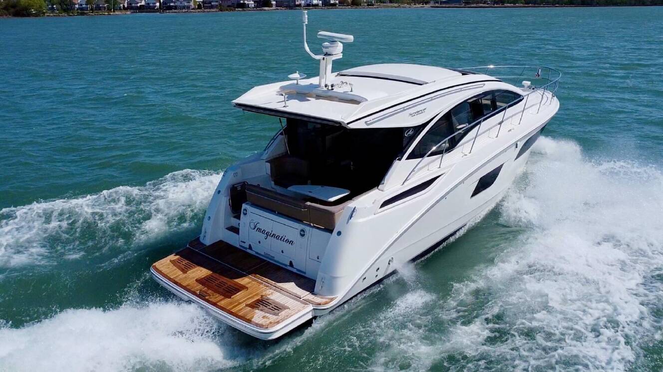A photo of this 2017 Sea Ray 400 Sundancer