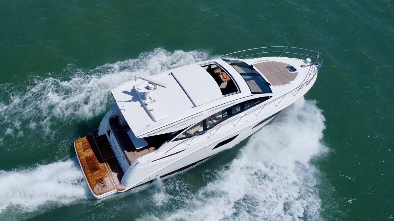A photo of this 2017 Sea Ray 400 Sundancer