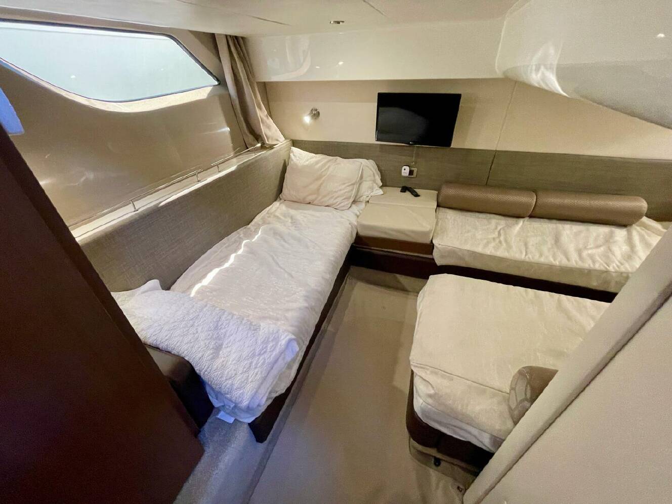 A photo of this 2017 Sea Ray 400 Sundancer