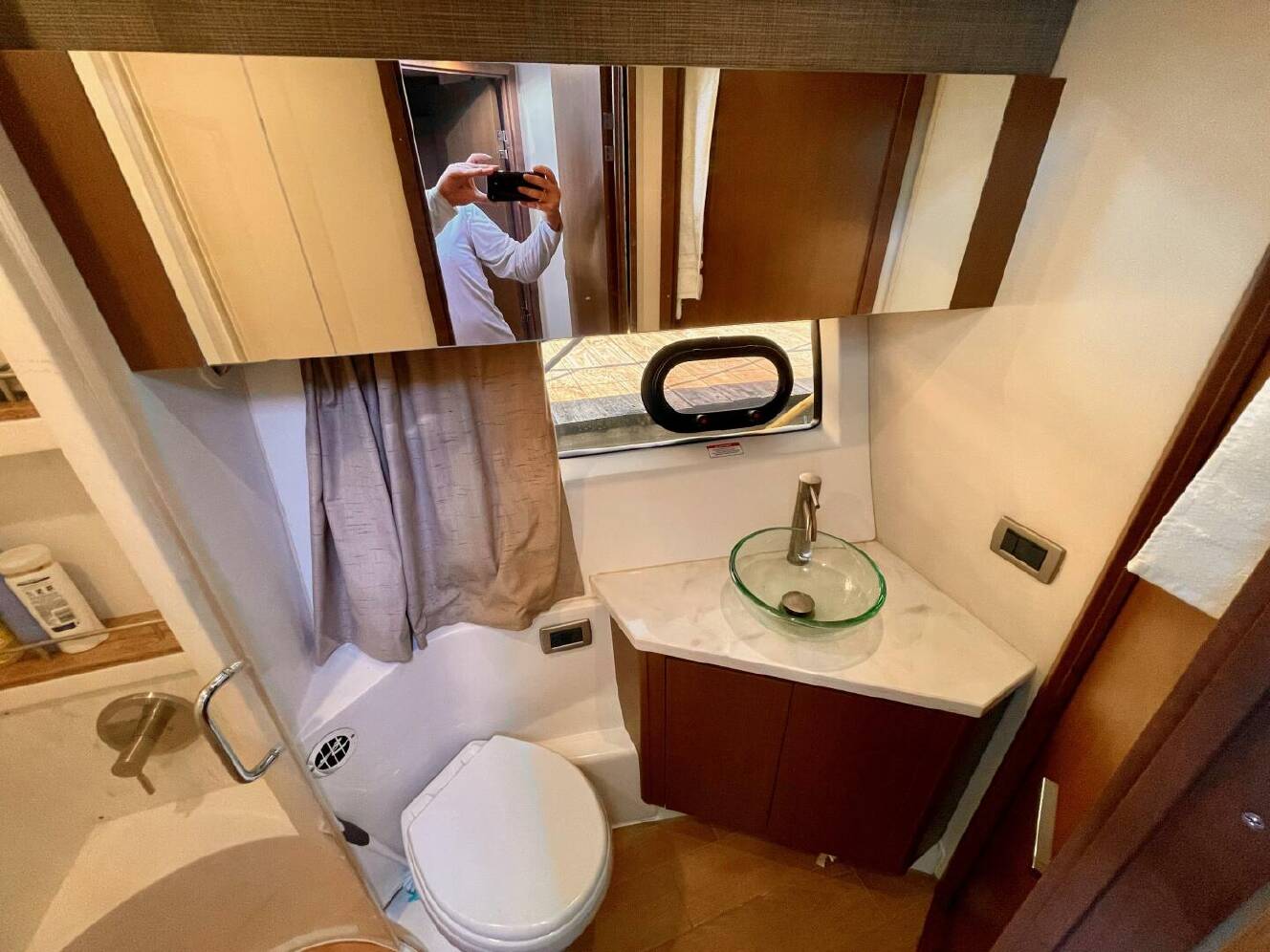 A photo of this 2017 Sea Ray 400 Sundancer