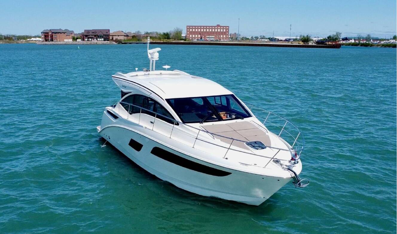 A photo of this 2017 Sea Ray 400 Sundancer