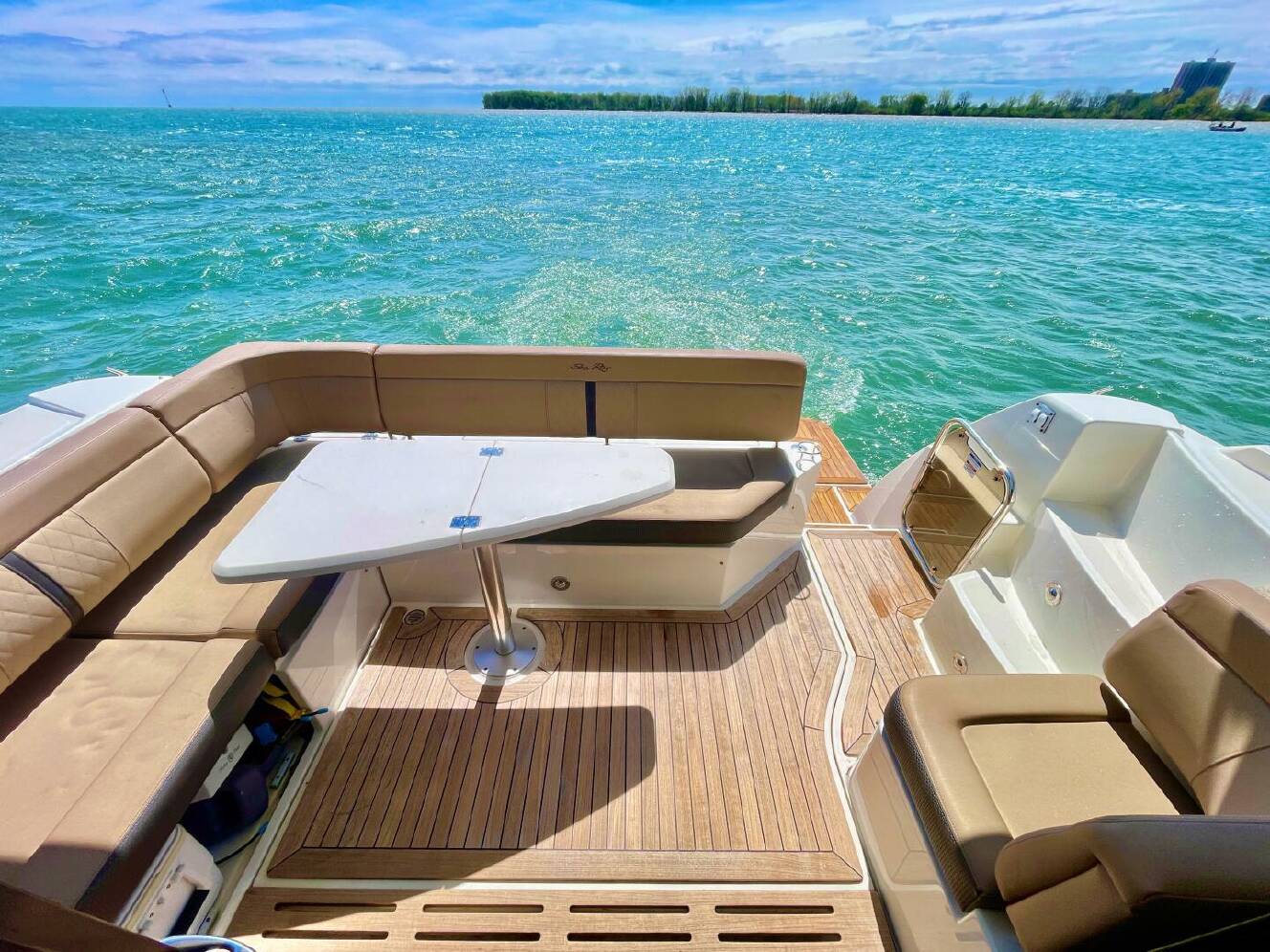 A photo of this 2017 Sea Ray 400 Sundancer