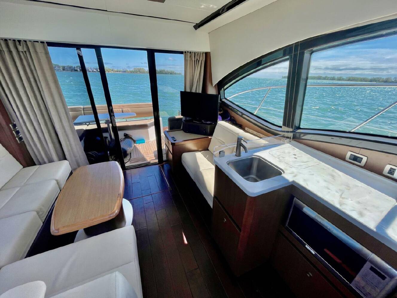 A photo of this 2017 Sea Ray 400 Sundancer