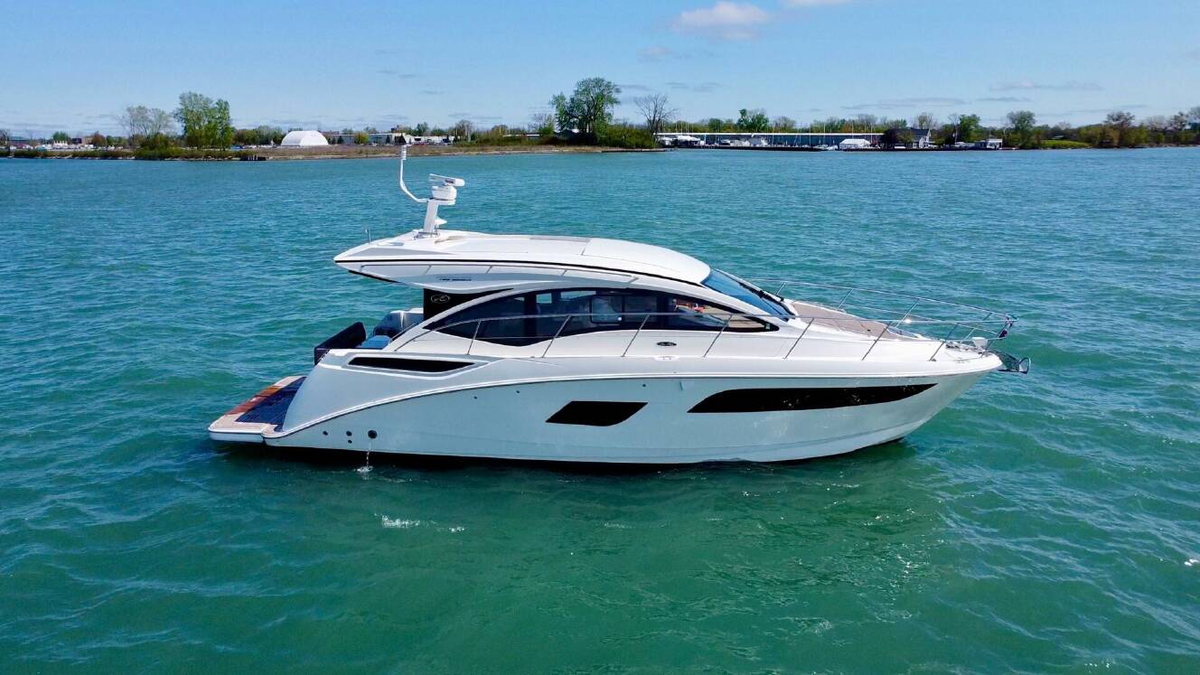 A photo of this 2017 Sea Ray 400 Sundancer