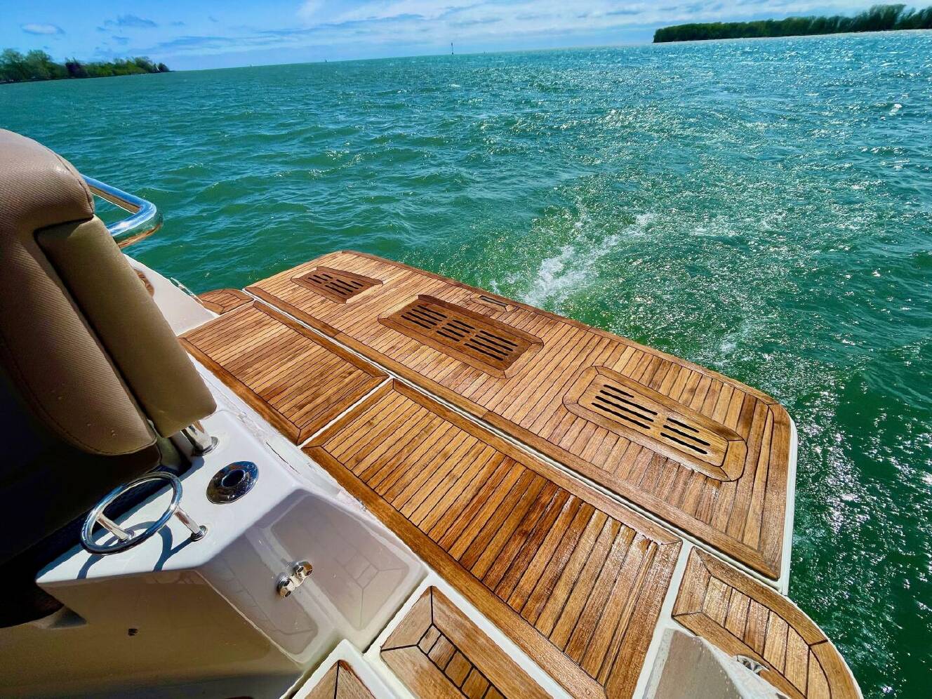 A photo of this 2017 Sea Ray 400 Sundancer