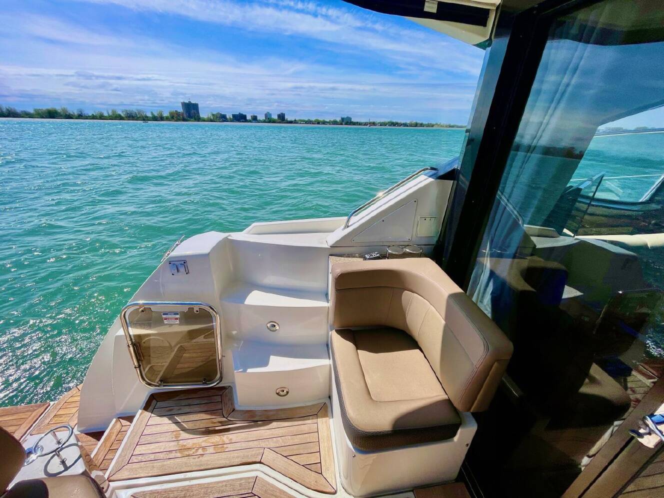 A photo of this 2017 Sea Ray 400 Sundancer