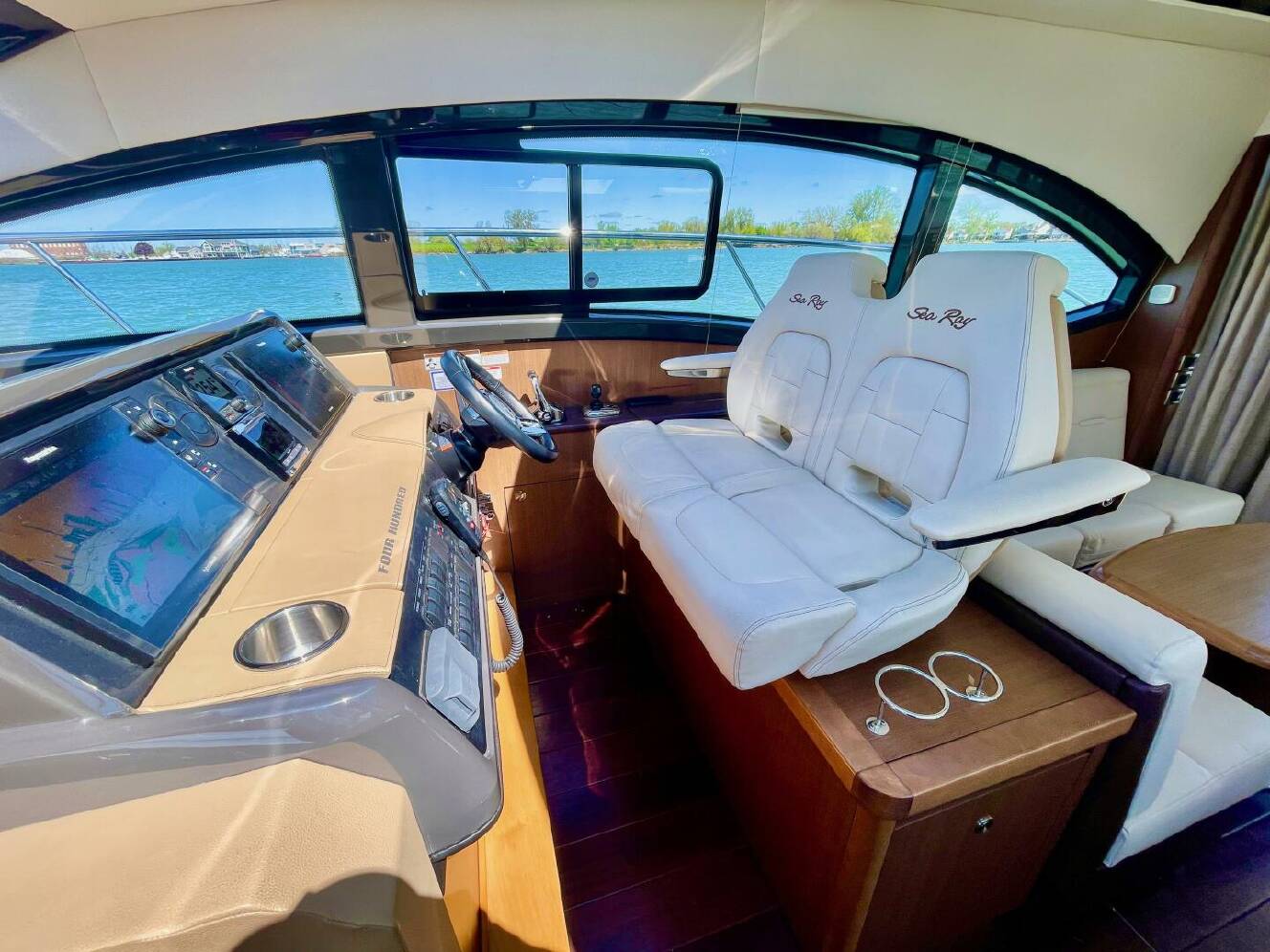 A photo of this 2017 Sea Ray 400 Sundancer