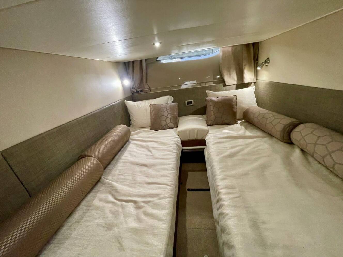 A photo of this 2017 Sea Ray 400 Sundancer