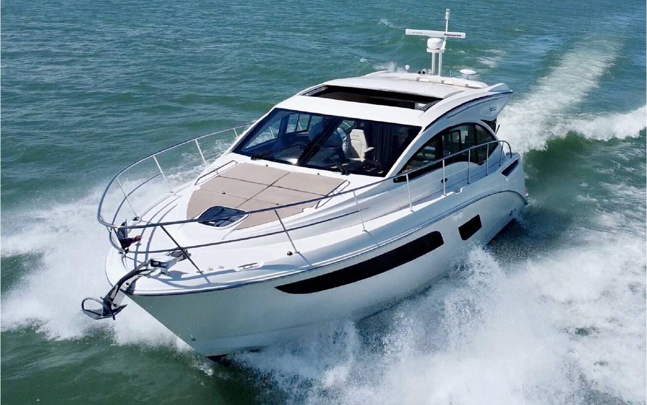 A photo of this 2017 Sea Ray 400 Sundancer