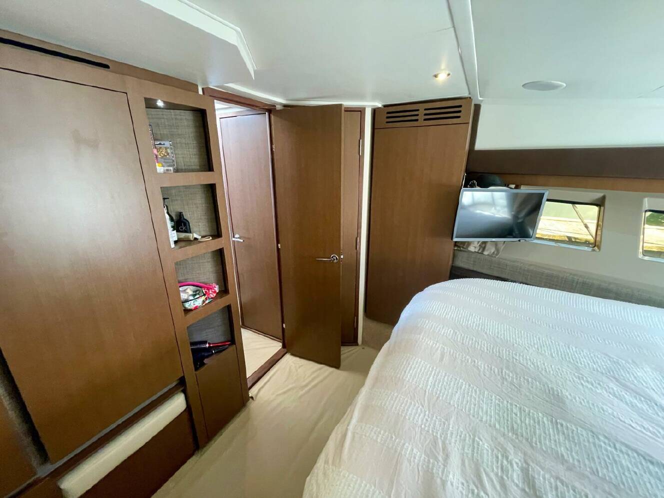 A photo of this 2017 Sea Ray 400 Sundancer