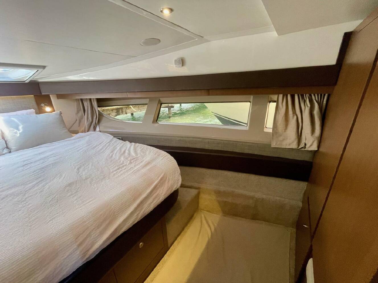 A photo of this 2017 Sea Ray 400 Sundancer