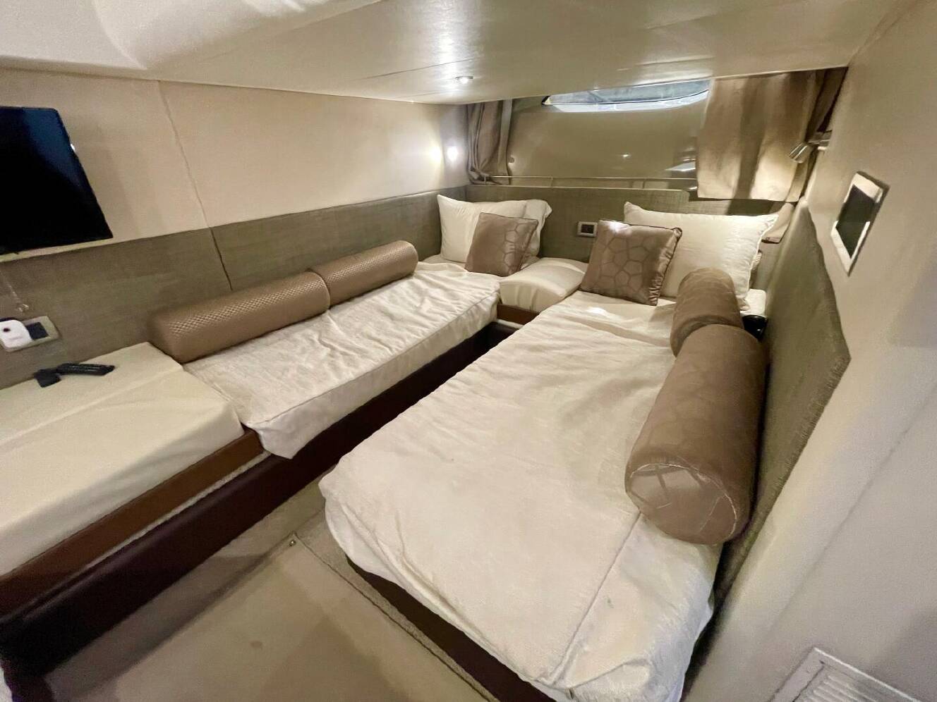 A photo of this 2017 Sea Ray 400 Sundancer