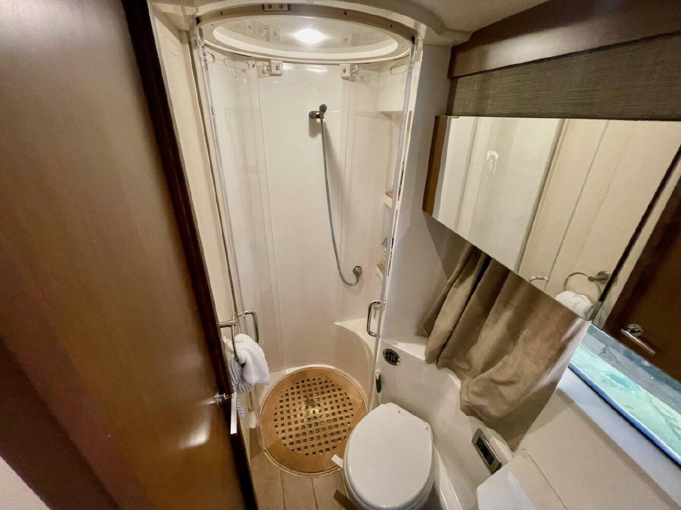 A photo of this 2017 Sea Ray 400 Sundancer