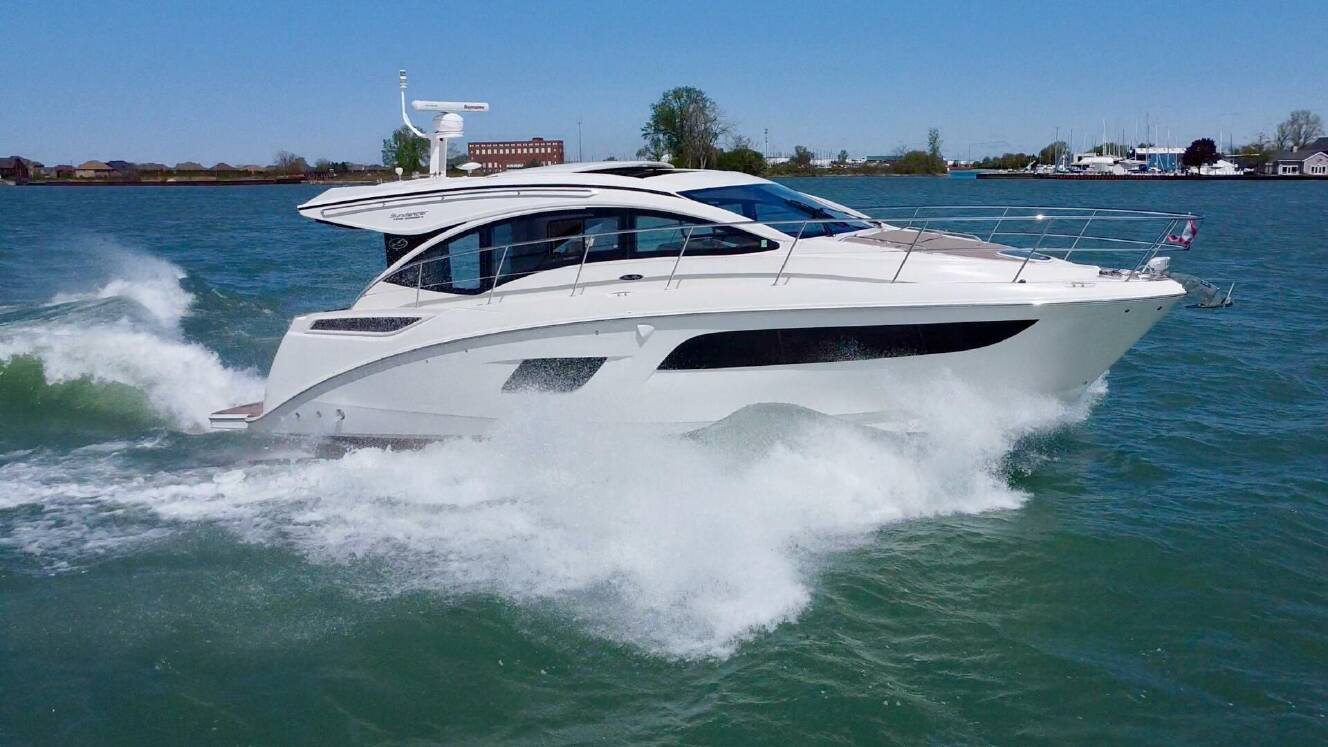 A photo of this 2017 Sea Ray 400 Sundancer