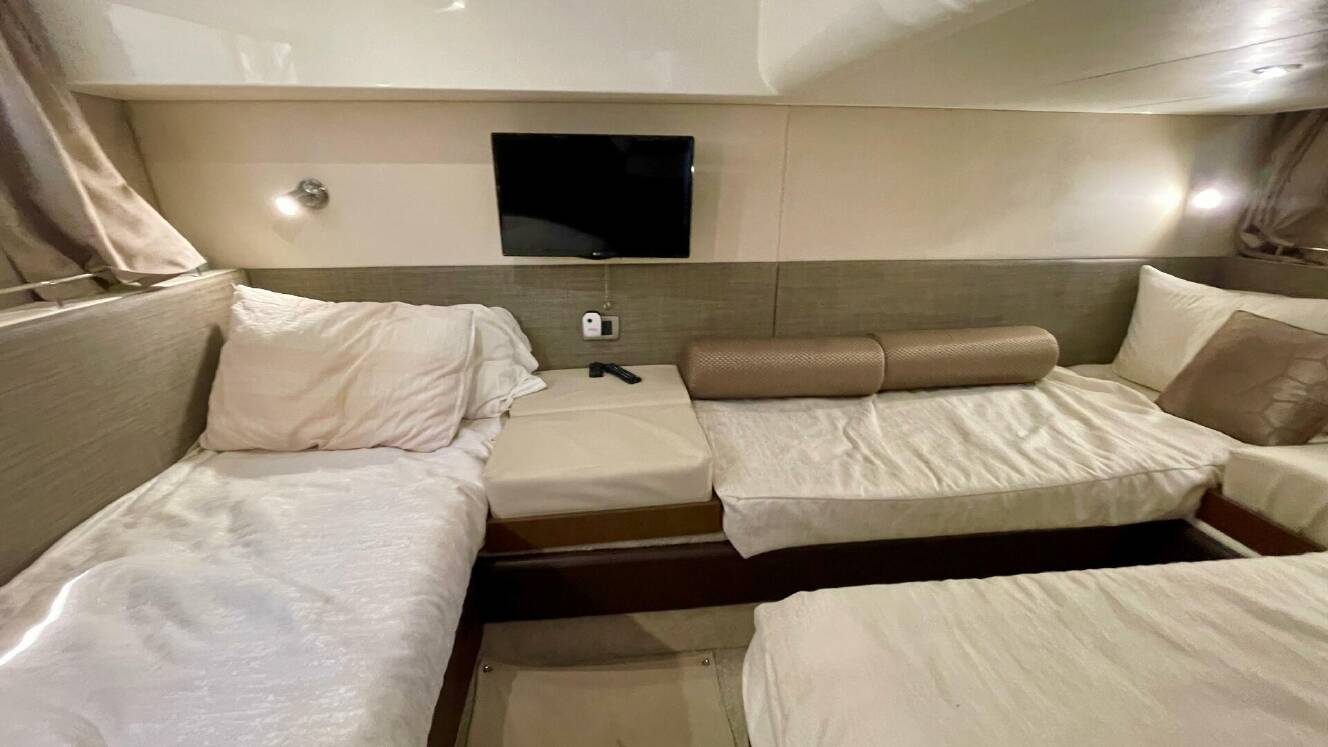 A photo of this 2017 Sea Ray 400 Sundancer