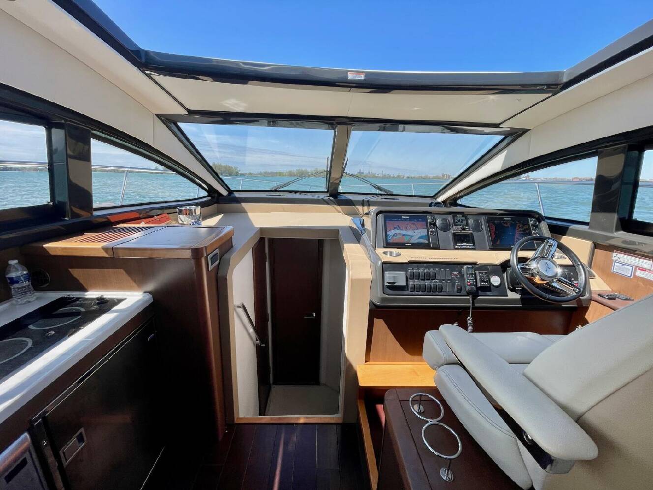 A photo of this 2017 Sea Ray 400 Sundancer
