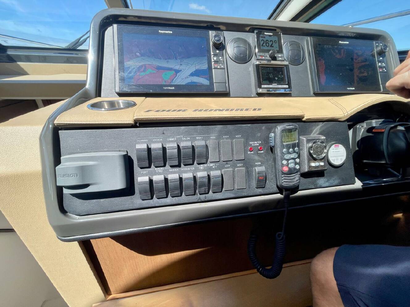 A photo of this 2017 Sea Ray 400 Sundancer