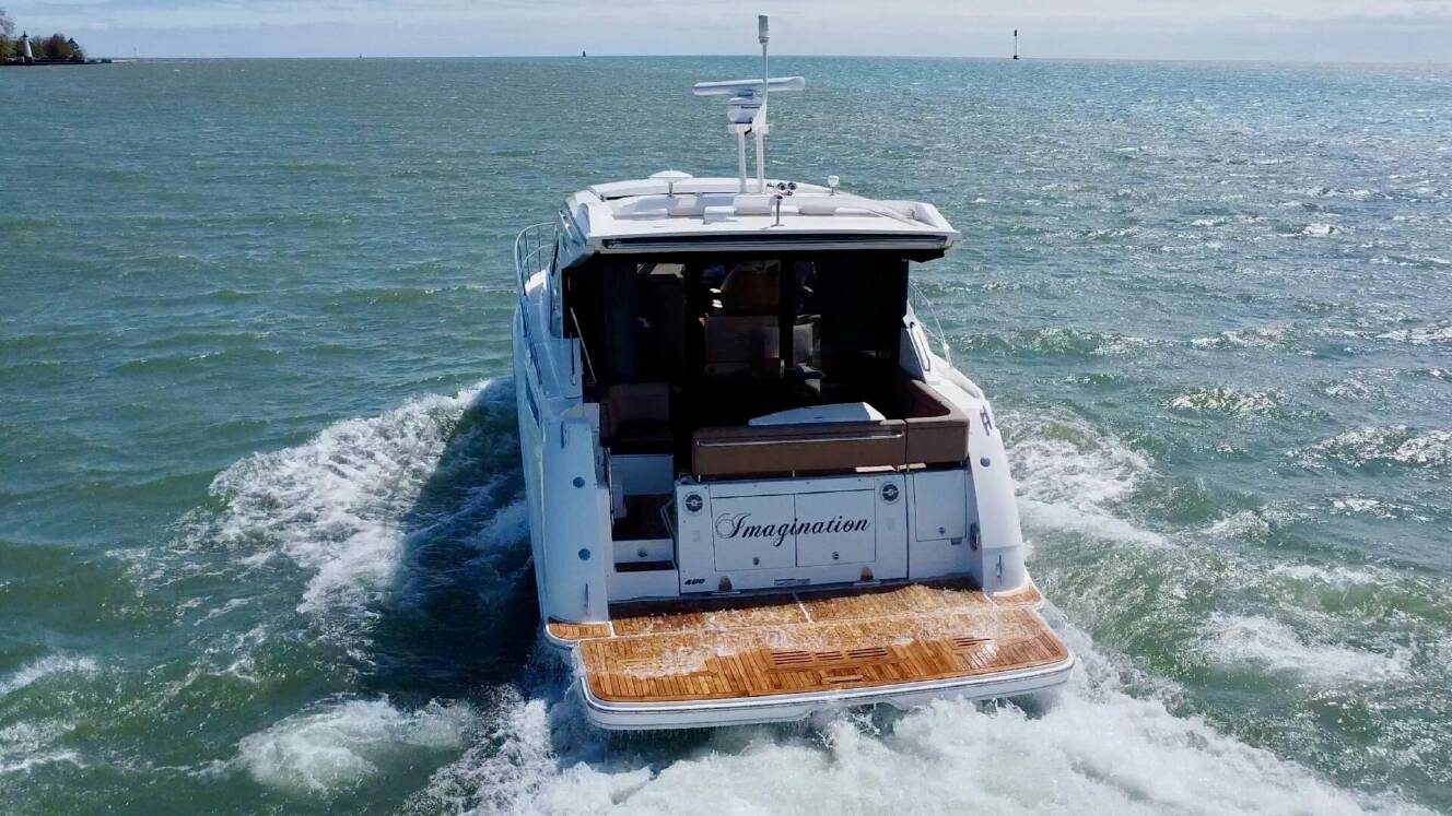 A photo of this 2017 Sea Ray 400 Sundancer