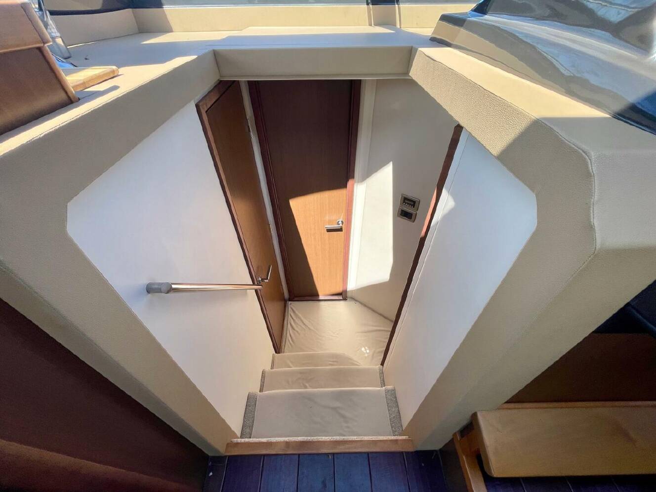 A photo of this 2017 Sea Ray 400 Sundancer