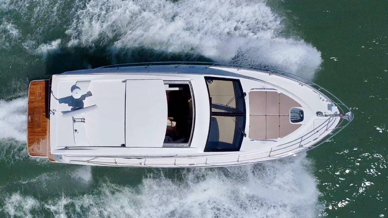 A photo of this 2017 Sea Ray 400 Sundancer