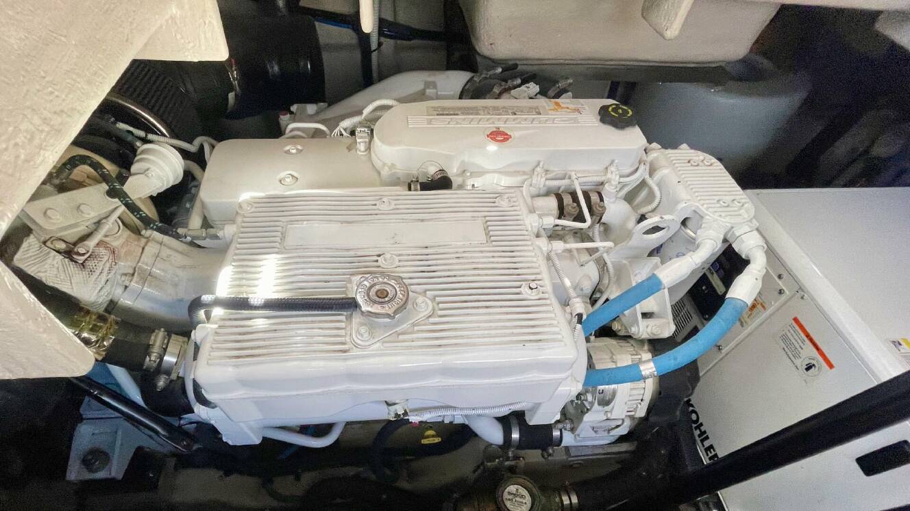 A photo of this 2017 Sea Ray 400 Sundancer