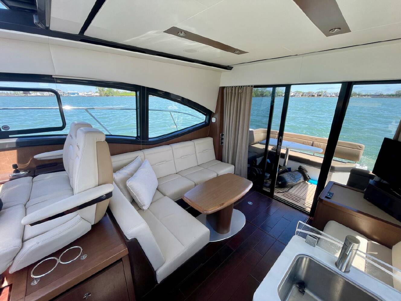 A photo of this 2017 Sea Ray 400 Sundancer
