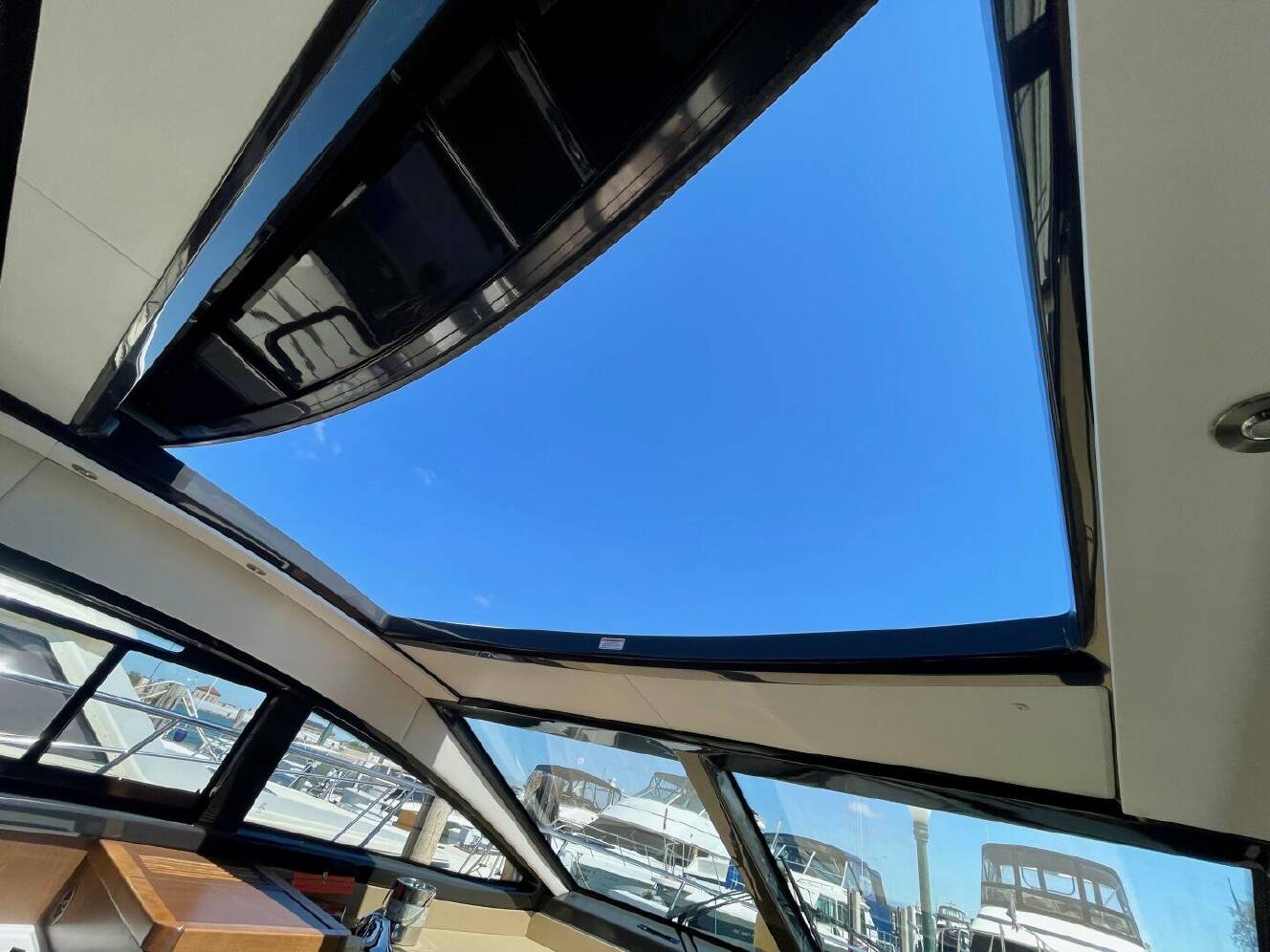A photo of this 2017 Sea Ray 400 Sundancer