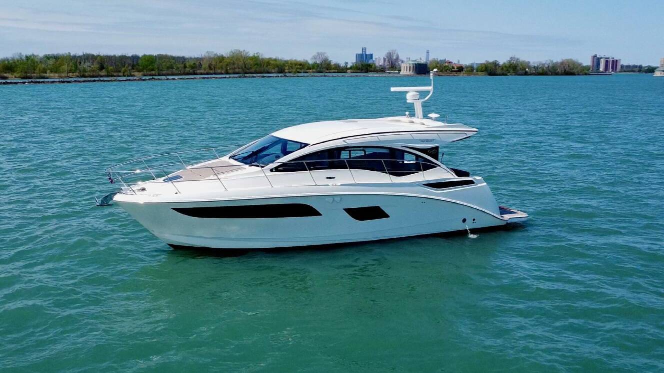 A photo of this 2017 Sea Ray 400 Sundancer