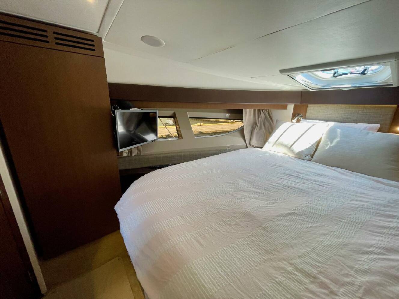A photo of this 2017 Sea Ray 400 Sundancer