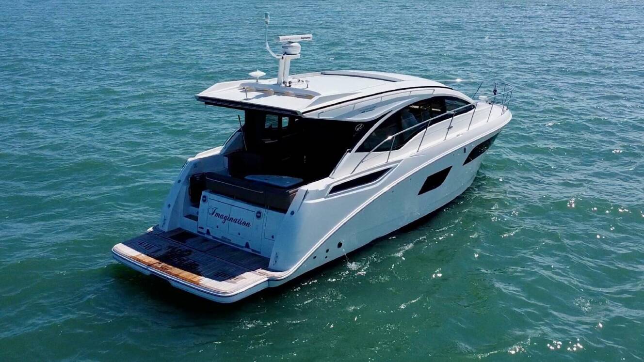 A photo of this 2017 Sea Ray 400 Sundancer