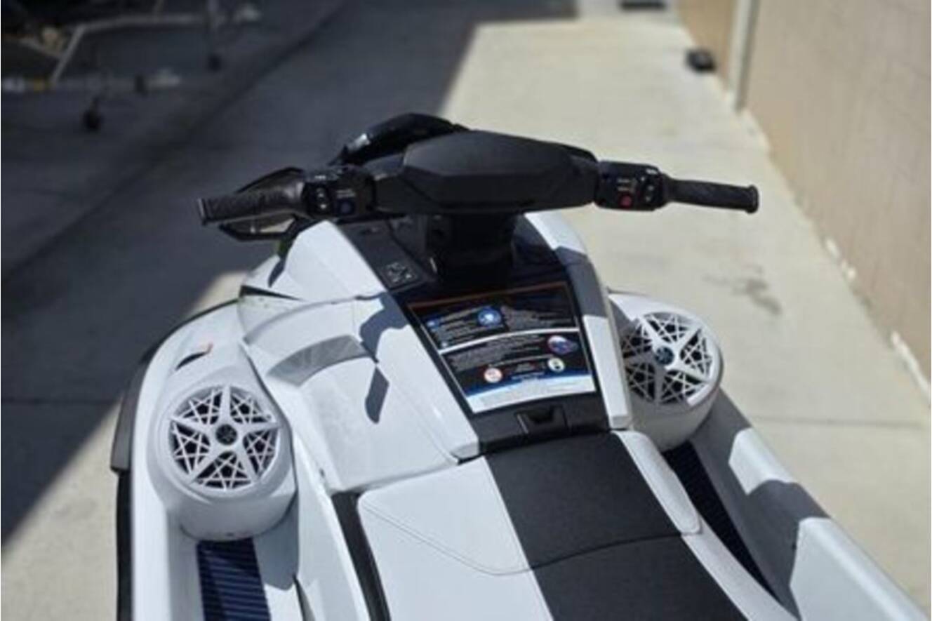 A photo of this 2026 Yamaha Waverunners VX® Deluxe with Audio