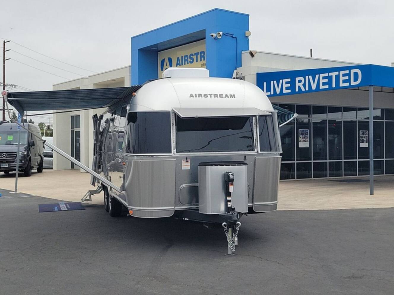 A photo of this 2026 Airstream International 27FBQ Queen