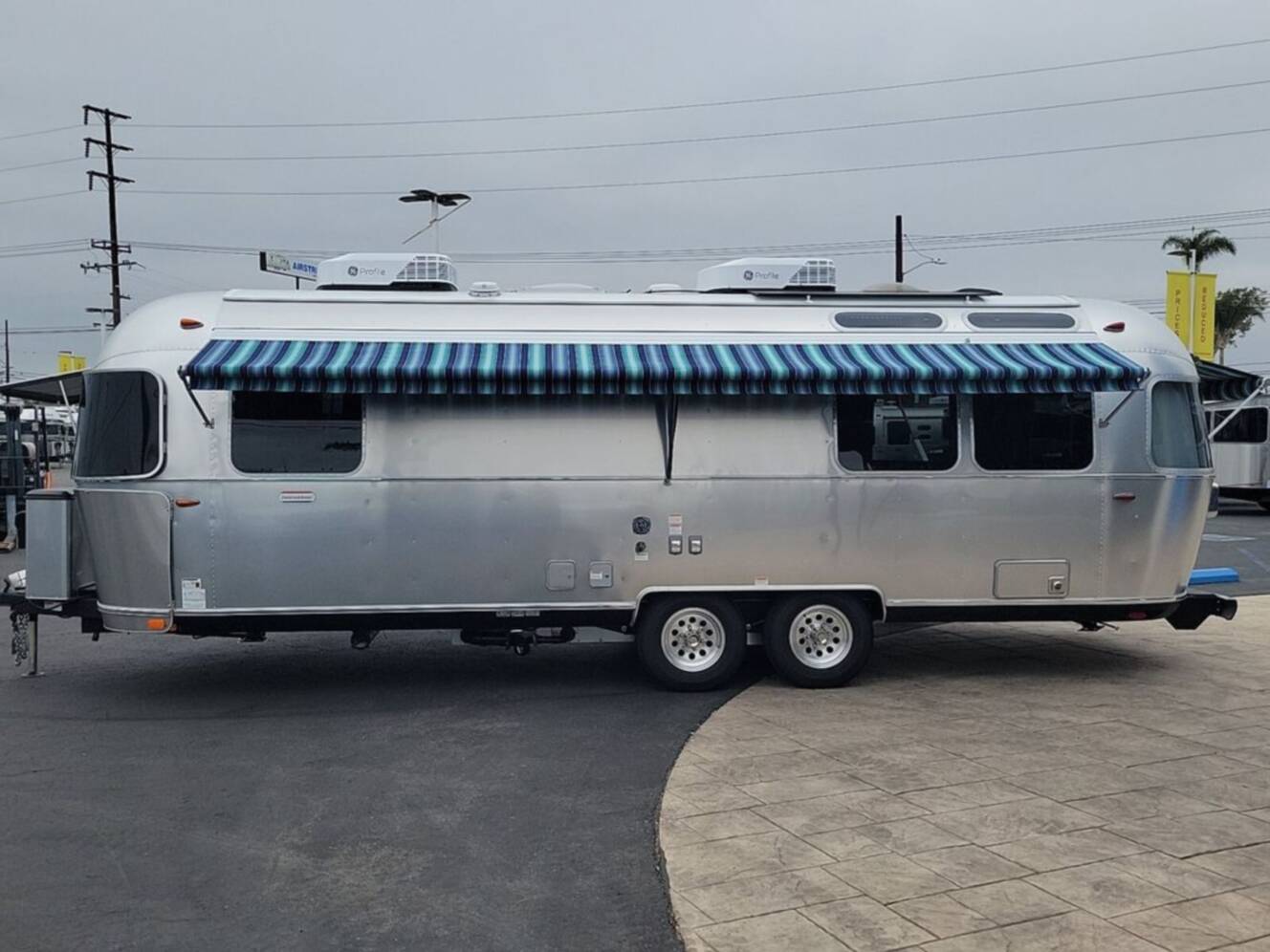 A photo of this 2026 Airstream International 27FBQ Queen