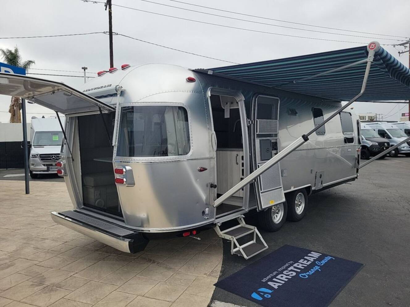 A photo of this 2026 Airstream International 27FBQ Queen