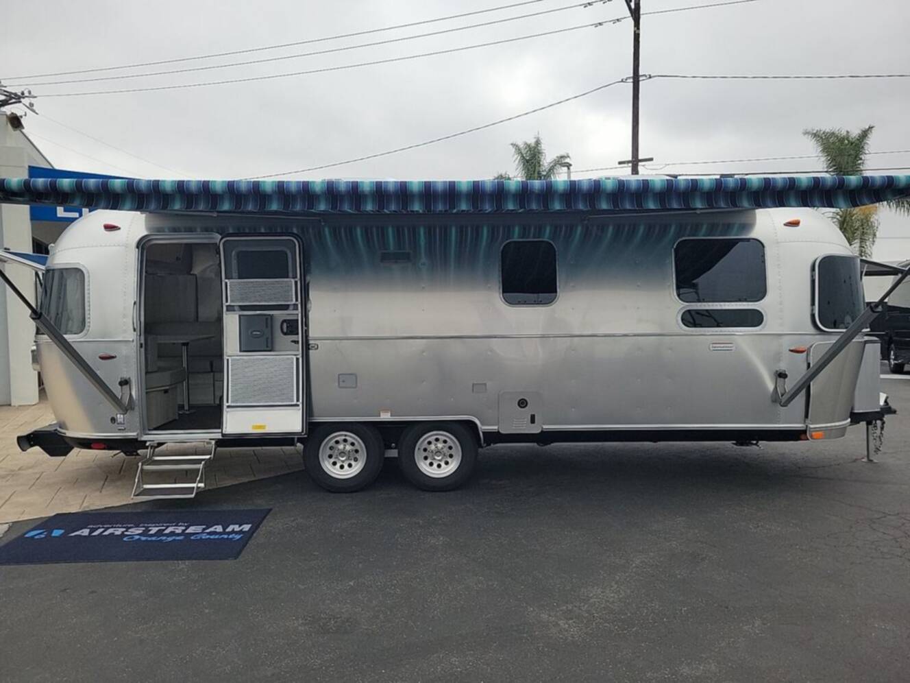 A photo of this 2026 Airstream International 27FBQ Queen