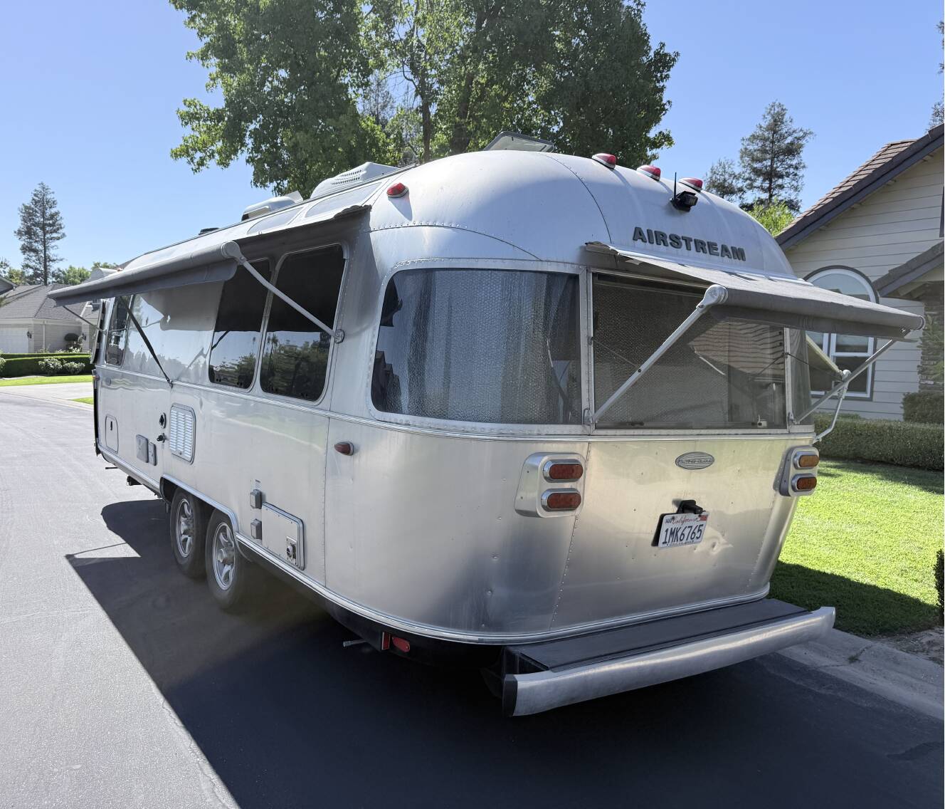 A photo of this 2017 Airstream FLYING CLOUD 25FB TWIN