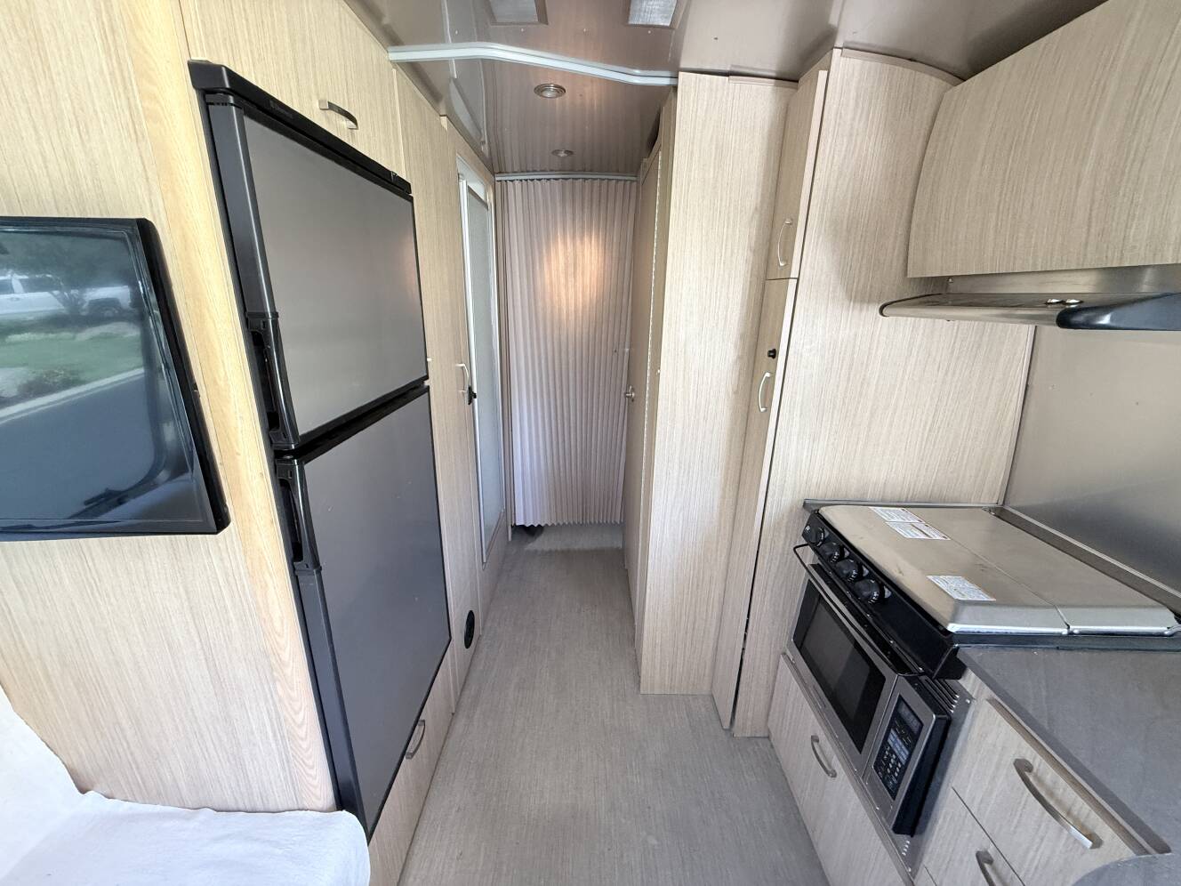 A photo of this 2017 Airstream FLYING CLOUD 25FB TWIN